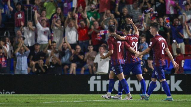 El Nuevo Pepico Amat celebra el primer gol de su equipo, obra de Iván Chapela.