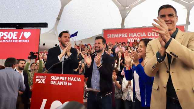 Pedro Sánchez, Luis Tudanca y Óscar Puente durante un acto de campaña