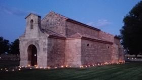 Imagen de archivo de la Basílica de San Juan de Baños, Baños de Cerrato, iluminada con velas