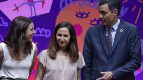 Irene Montero, Ione Belarra y Pedro Sánchez en un acto del Gobierno