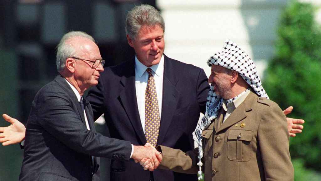 Isaac Rabin, Bill Clinton y Yasser Arafat durante los Acuerdos de Oslo, el 13 de septiembre de 1993.