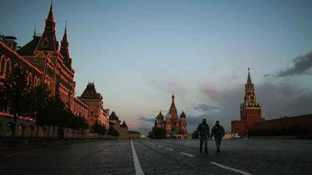 Dos agentes de la Rosgvardia de Putin patrullan la plaza Roja de Moscú.