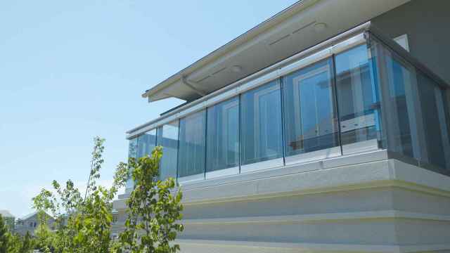 Los vidrios fotovoltaicos instalados en un balcón