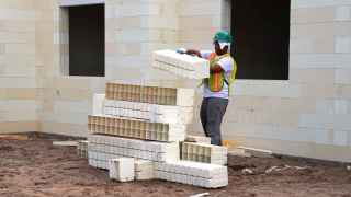 El ladrillo que cambiará la construcción: resistente, más ligero y ahorra trabajo a los albañiles