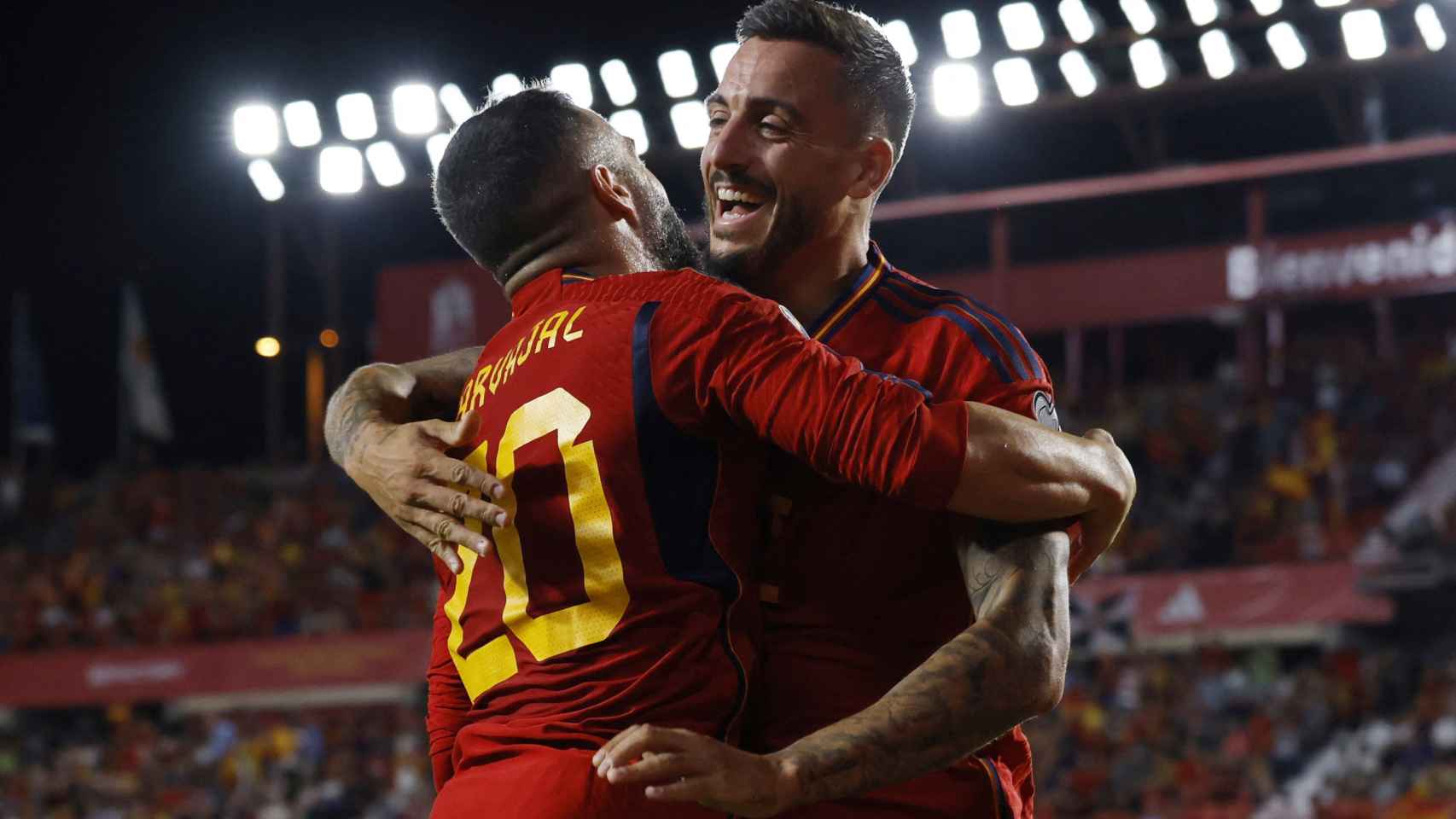 Carvajal y Joselu celebran con la Selección