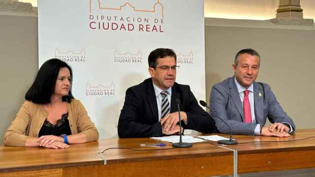 Miguel Ángel Valverde, presidente de la Diputación de Ciudad Real, en el centro de la imagen.