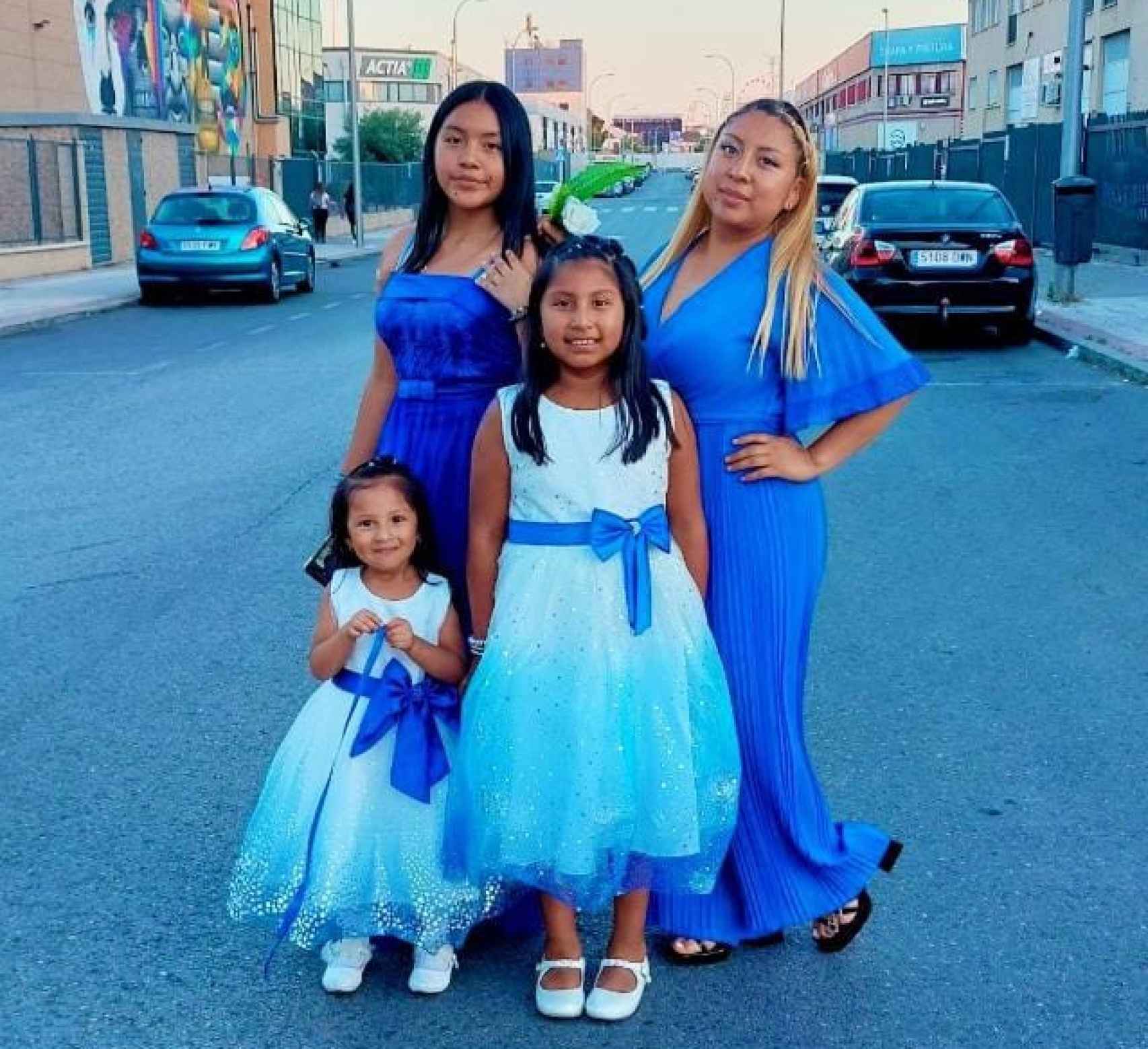 Jessica junto a sus hijas