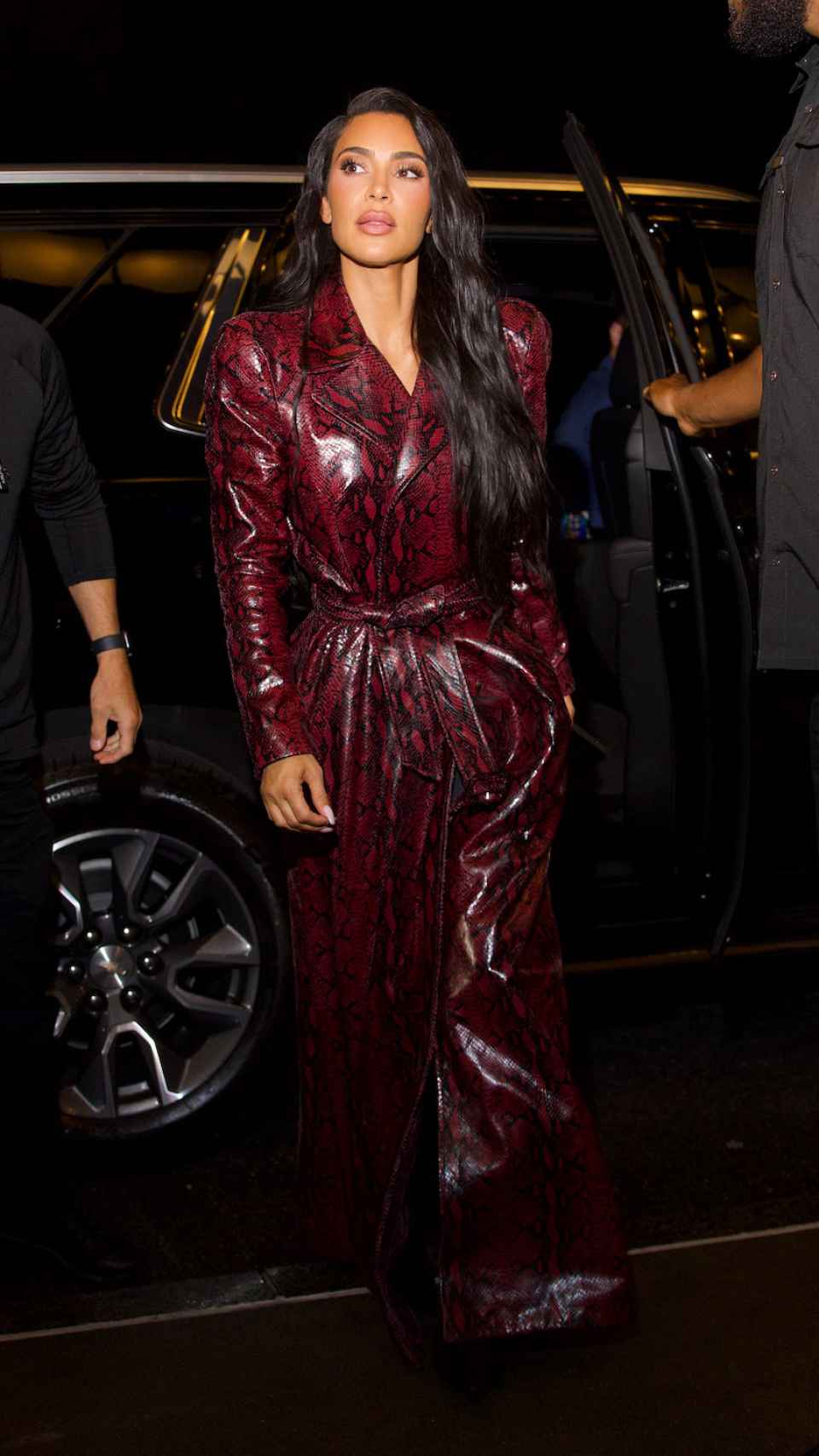 Kim Kardashian con gabardina de Balenciaga.