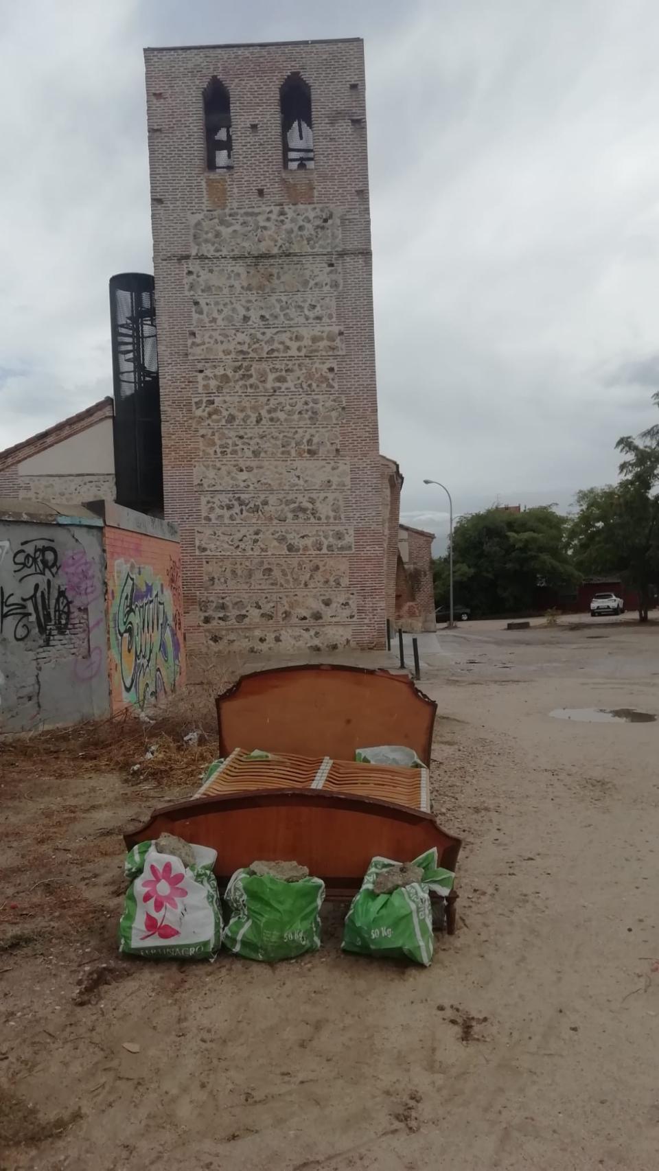 Basura delante de la ermita.
