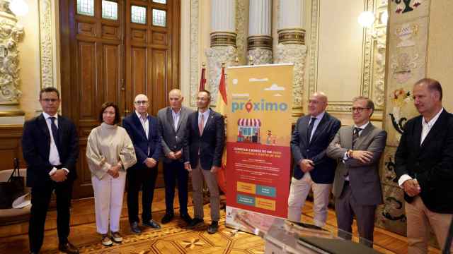 El alcalde de Valladolid, Jesús Julio Carnero, y el consejero de Industria, Comercio y Empleo, Mariano Veganzones, presentan la campaña ‘Tu bono próximo-otoño’ para fomentar el consumo en el comercio de proximidad.