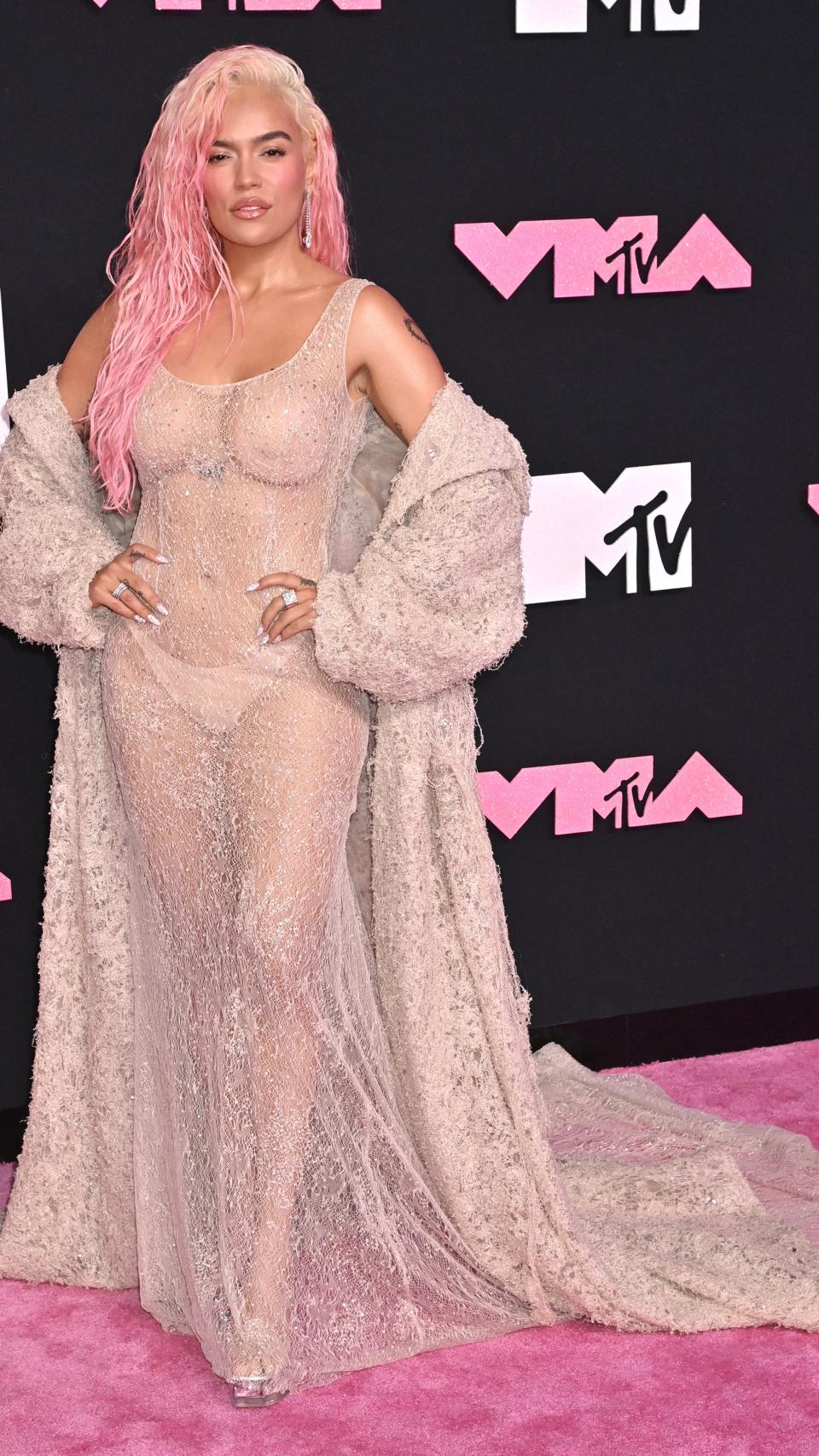 Del exótico vestido rojo de Selena Gomez al 'desnudo' de Karol G: la  rompedora alfombra rosa de los MTV VMAs