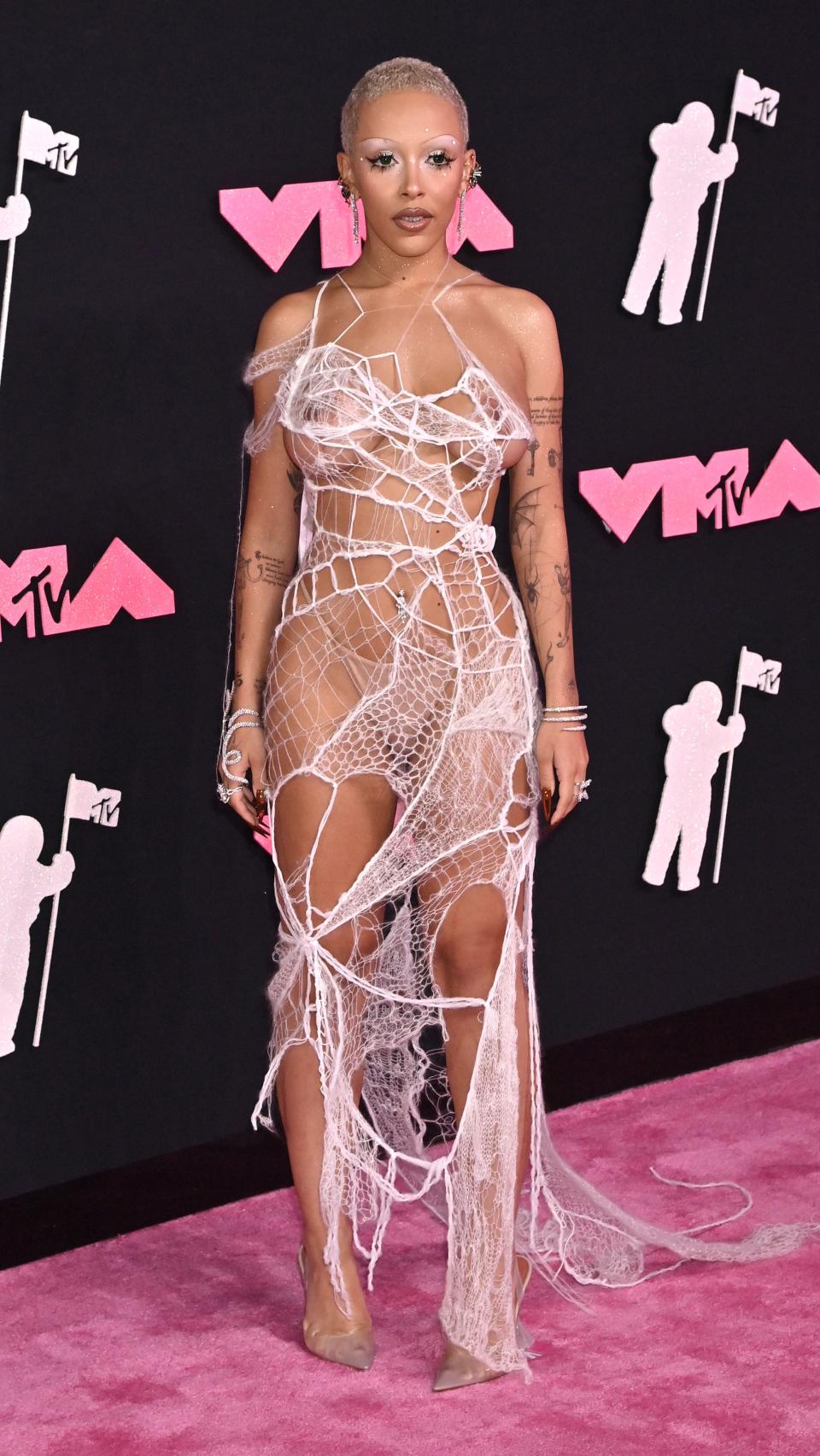 Del exótico vestido rojo de Selena Gomez al 'desnudo' de Karol G: la  rompedora alfombra rosa de los MTV VMAs