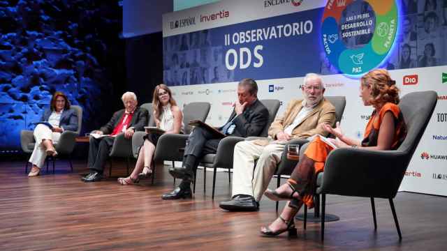 Los ponentes y la moderadora de la mesa redonda 'El papel de la sociedad en la reducción de la tasa de trabajadores en riesgo de pobreza en España'.