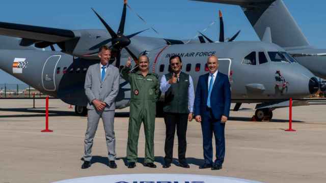 El vicepresidente ejecutivo de aviones militares en Airbus, Jean-Brice Dumont (i) preside la foto de familia, a 13 de septiembre de 2023, en Sevilla, (Andalucía, España). En las Instalaciones de Airbus en Sevilla, tiene lugar el evento de entrega del primer C295 encargado por la India.
