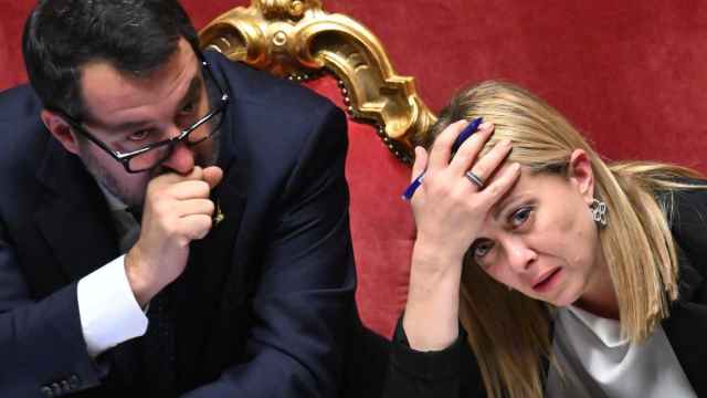 La primera ministra italiana, Giorgia Meloni, y el ministro de Infraestructuras y Transporte, Matteo Salvini, durante un debate en el Senado.
