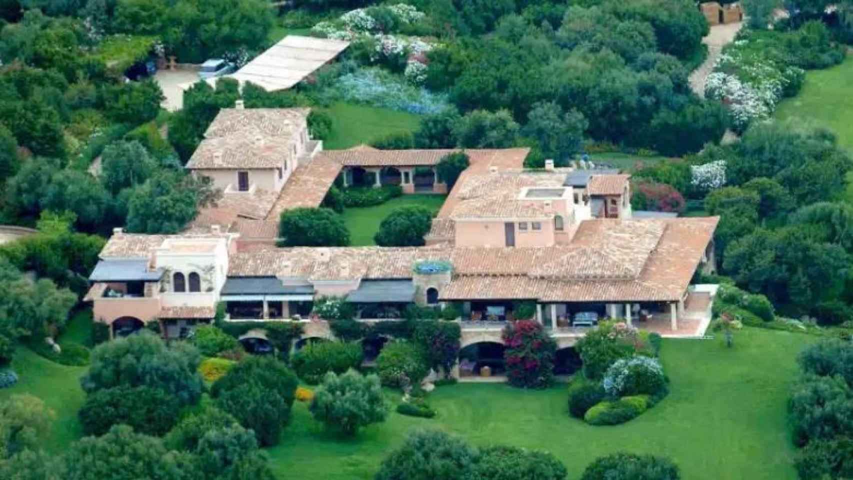 Vista aérea de Villa Certosa, la mansión de los escándalos de Berlusconi.