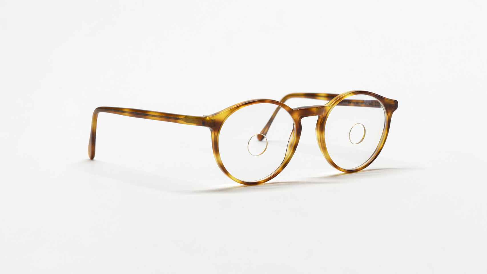 'Forat a les ulleres (per veure-hi a través)', 2023, objecte, 17 x 5 x 17cm