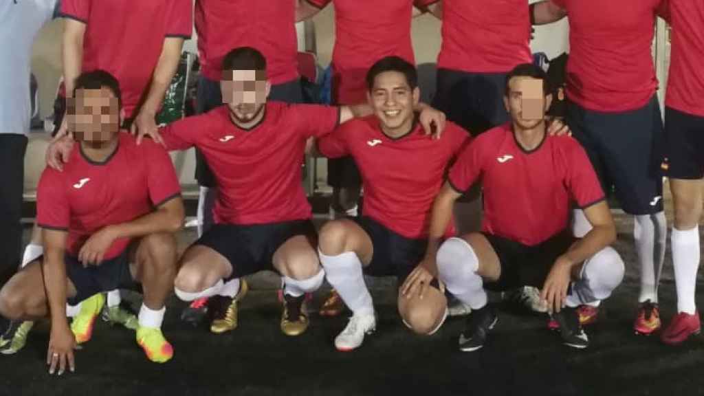 Bryan (c), detenido por la supuesta muerte de Maravillas, en un equipo de fútbol con el que jugó un campeonato en Las Torres de Cotillas.