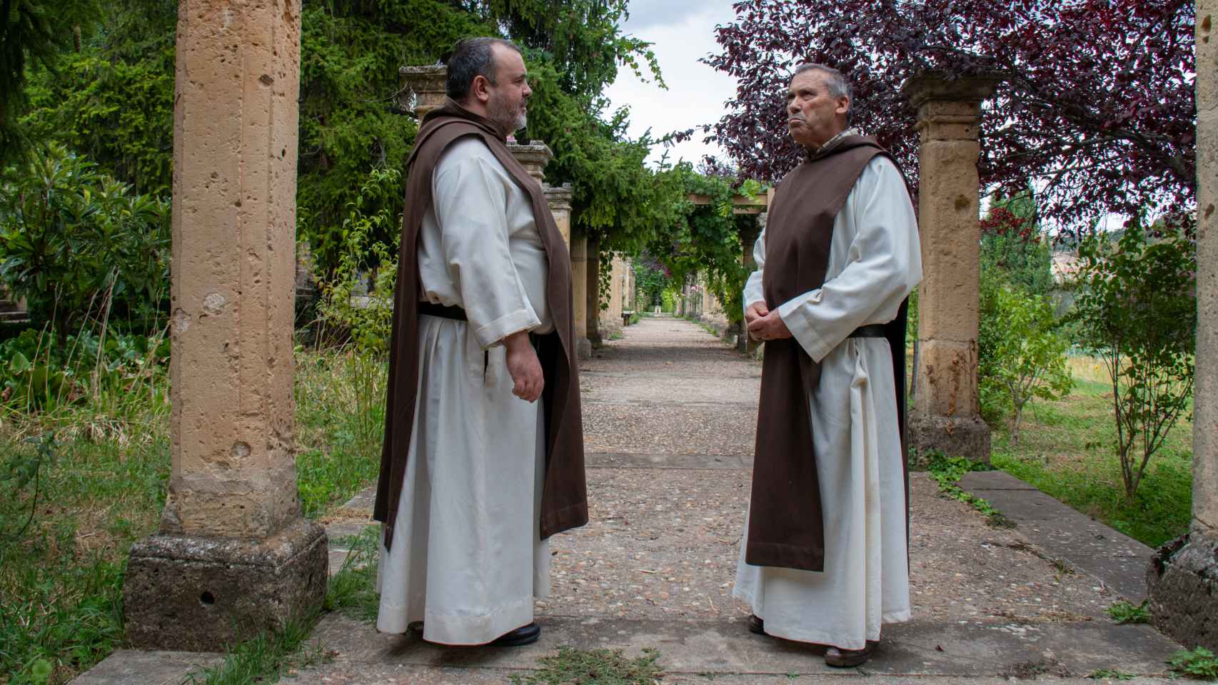 Fray Mauro (i) y fray Alfonso (d) charlan en el viñedo del huerto de Santa María del Parral