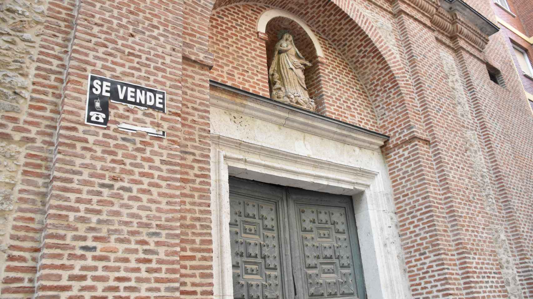 Entrada de la iglesia que se vende en Valladolid para convertirla en un hotel o una discoteca