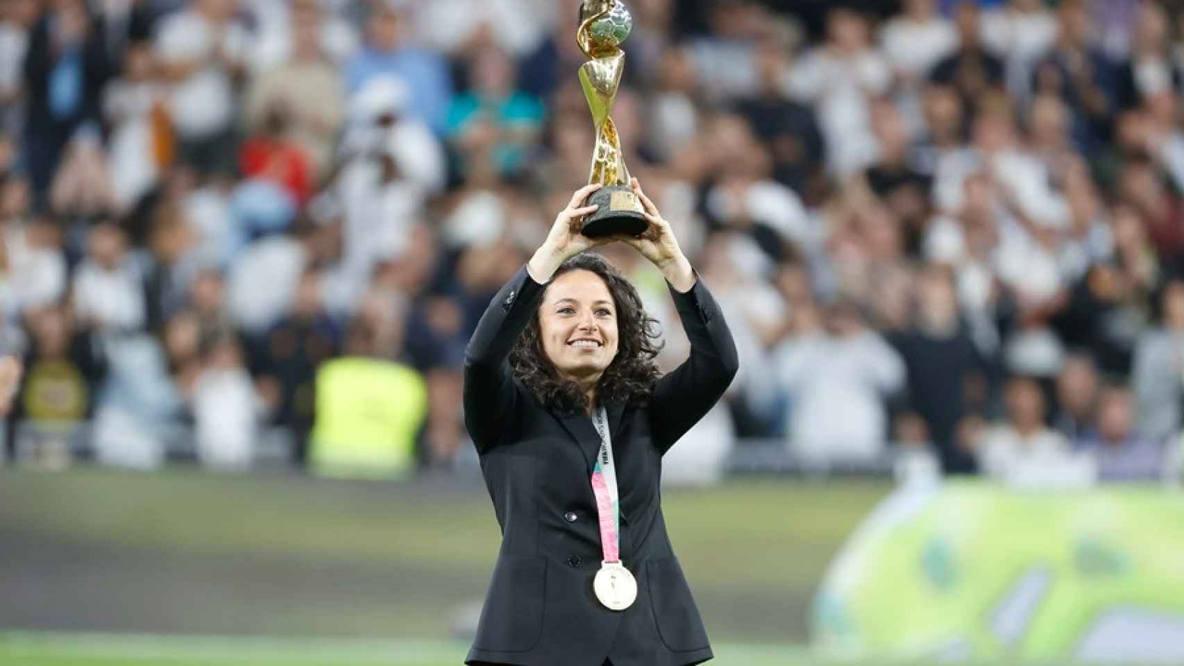 Ivana Andrés, en el Estadio Santiago Bernabéu con el trofeo de campeona del mundo.
