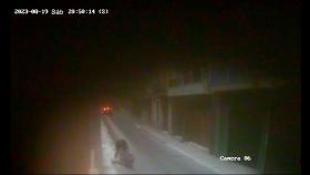 Vídeo en el que se observa cómo un hombre tira a una mujer al suelo para robarle el bolso. EE