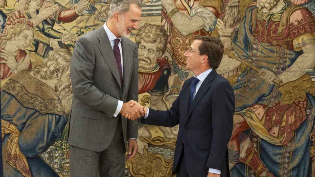 El rey Felipe VI recibe en audiencia al alcalde Madrid, José Luis Martínez-Almeida, este jueves en el Palacio de la Zarzuela en Madrid.