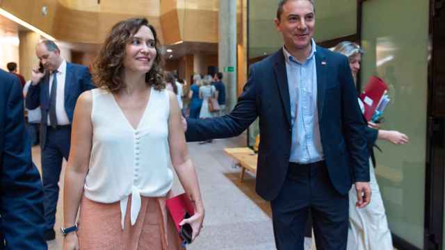 La presidenta de la Comunidad de Madrid, Isabel Díaz Ayuso y el portavoz del PSOE en la asamblea madrileña, Juan Lobato, se saludad a la llegada a un pleno ordinario, en la Asamblea de Madrid.