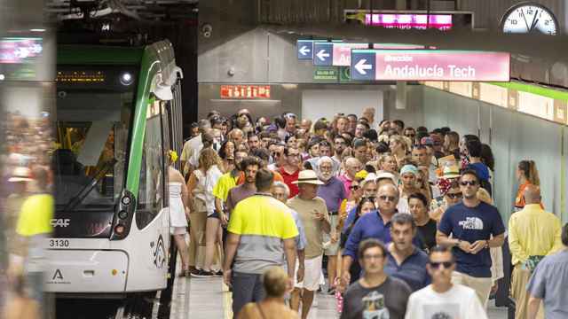 Decenas de pasajeros del Metro de Málaga, en el interior de una de sus estaciones.