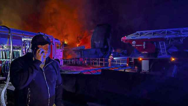 El gobernador ruso Mikhail Razvozhaev frente a uno de los incendios provocados por el ataque ucraniano.