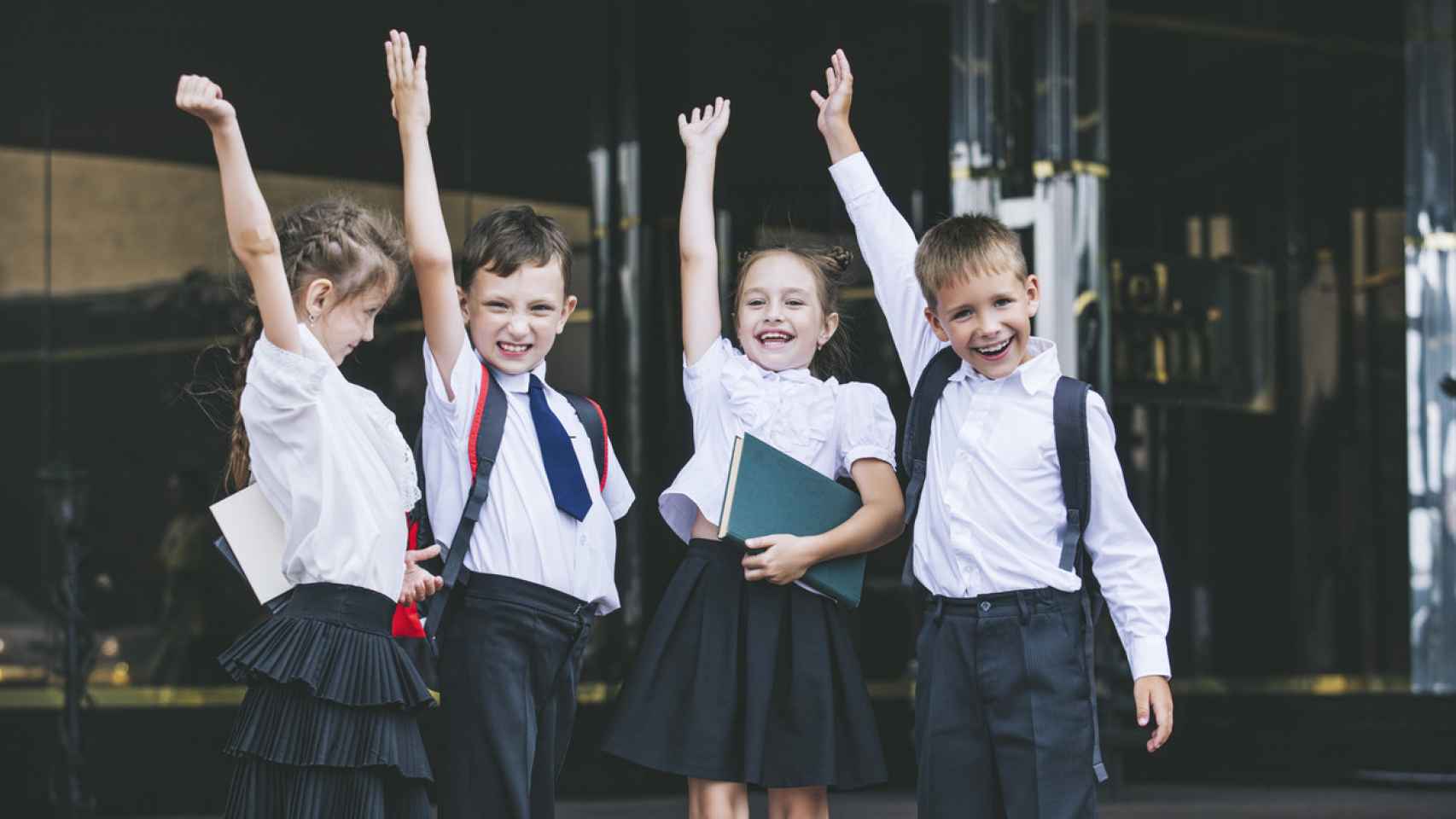 Imagen de archivo de unos niños felices en la escuela.
