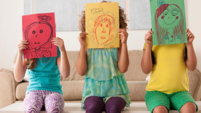 Tres niñas con dibujos.