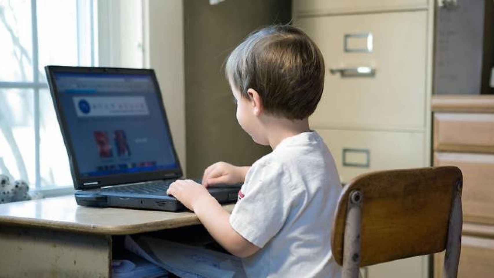 Un niño jugando con el ordenador.