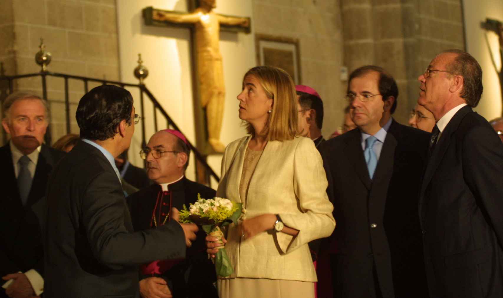 La infanta Cristina, con un ramo de flores en las manos, durante la inauguración de las Edades del Hombre en Zamora 2001