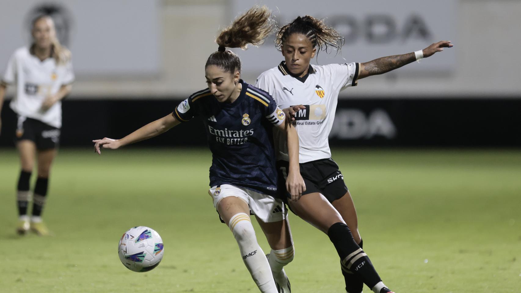 Olga Carmona disputa un balón ante Kerlly Real