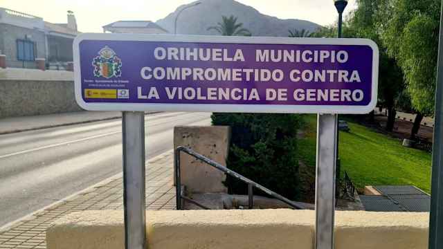 El cartel en Orihuela contra la violencia de género.