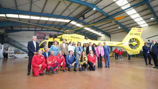 El consejero de Medio Ambiente, Vivienda y Ordenación del Territorio, Juan Carlos Suárez-Quiñones, junto a otras autoridades en la presentación del nuevo helicóptero para rescates  del GRS