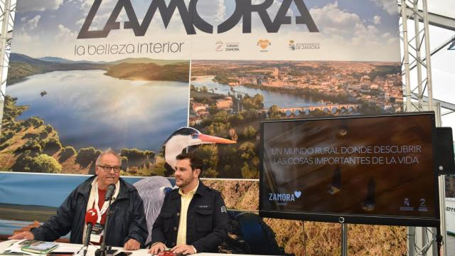 A la izquierda, , Christoph Strieder, concejal de Comercio, Turismo del Ayuntamiento de Zamora, y a la derecha, Víctor López de la Parte, diputado de Cultura, Deporte, Turismo y Promoción del Territorio de la Diputación de Zamora, en la presentación de las activiiades de Zamora en Naturcyl