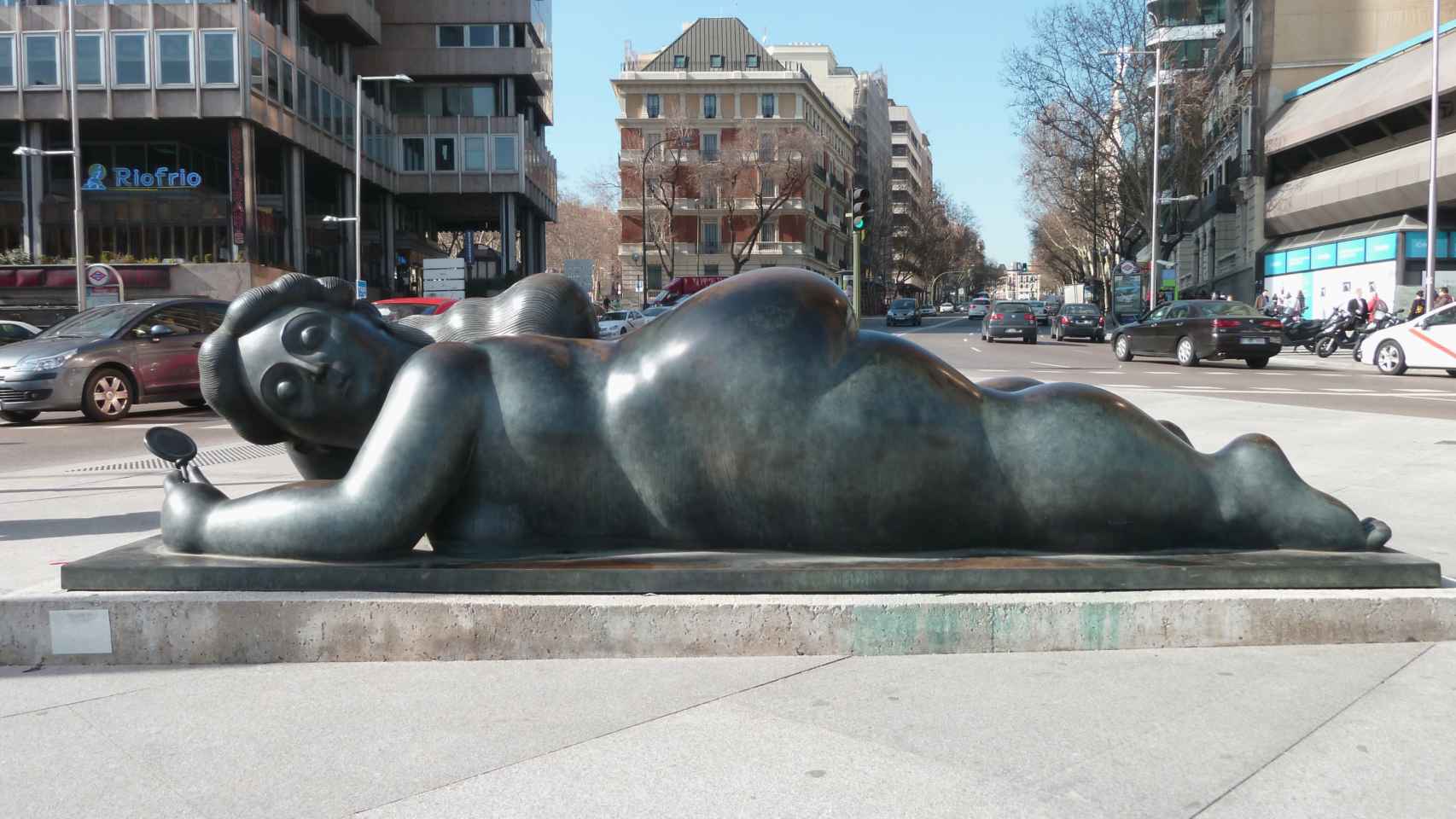 Fernando Botero: 'Mujer con espejo', 1987. Calle Génova, Madrid