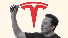 Elon Musk y el logo de Tesla.