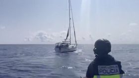 La Policía se acerca a un velero para abordarlo, a finales de agosto. Intentaba introducir en España una tonelada y media de cocaína.