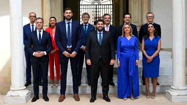 El presidente murciano, Fernando López Miras (PP), y el vicepresidente, José Ángel Antelo (Vox), este jueves, en la foto de familia del nuevo Gobierno regional de coalición.