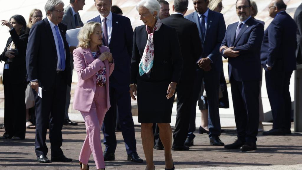 Nadia Calviño conversa con Christine Lagarde durante la reunión de ministros de Finanzas de Santiago de Compostela