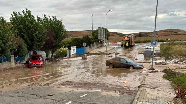 Entorno del Colegio Norfolk en Cobeña inundado tras la tormenta de este viernes.