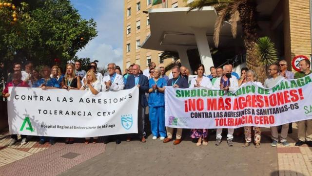 Concentración por una nueva agresión a un sanitario en Málaga.
