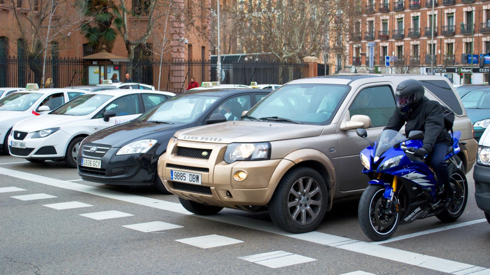 Vehículos circulando por Madrid.