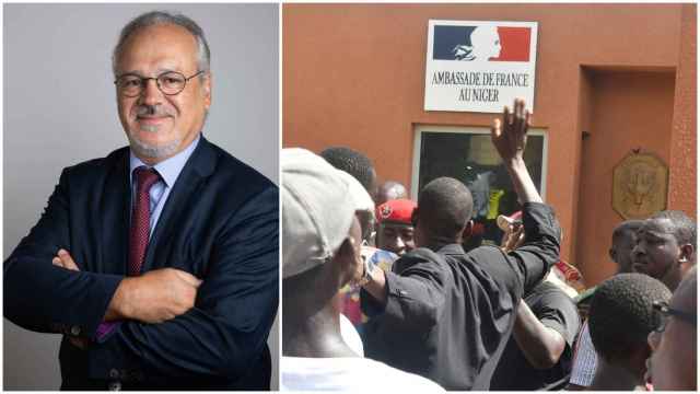 El embajador Sylvain Itté y una imagen de los altercados de las últimas semanas fuera de la Embajada francesa.