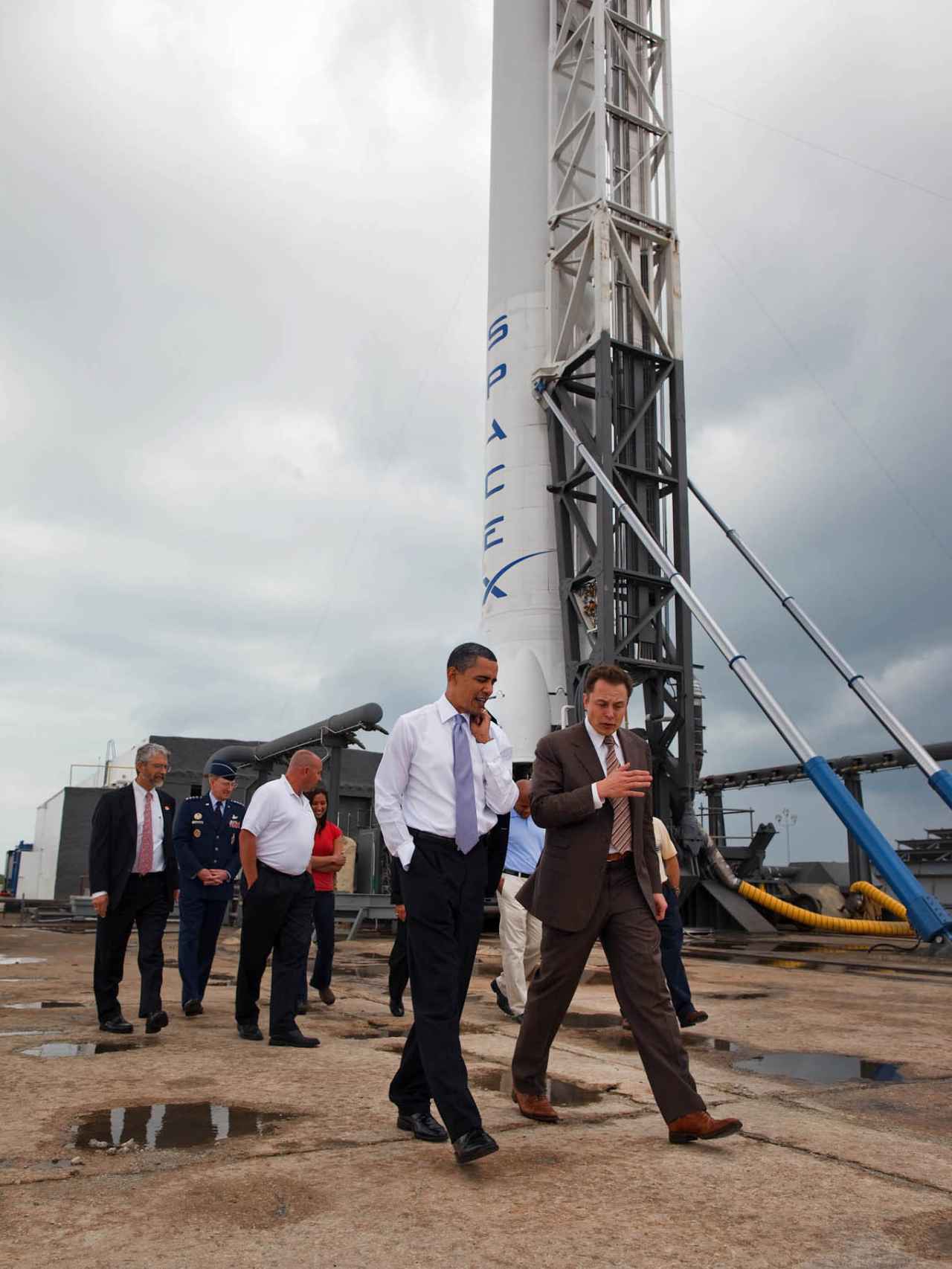 Barack Obama con Elon Musk junto a un cohete de SpaceX