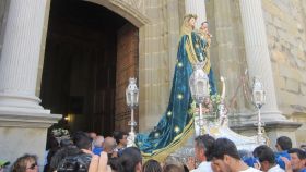 La Virgen de La Luz, patrona de Tarifa, con el manto donado por la Reina Isabel II en agradecimiento.