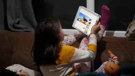 Una niña juega con su tablet.